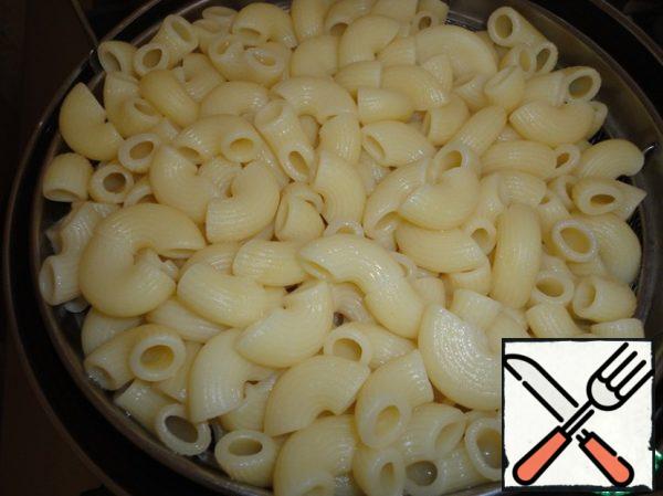 Drain the pasta, do not rinse. Whisk several times in a saucepan so that it does not stick.
