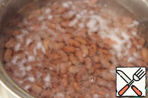 I soaked the beans overnight, and then washed, boiled until ready.
I remind you that beans are best cooked in three waters. Boil - drain the water, pour fresh and so on three times.
