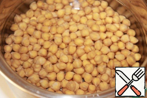 Chickpeas soak overnight in cold water and then boil in 3 waters. Give to boil, drain the water, and so three times. We do this in order to avoid undesirable effects after legumes.