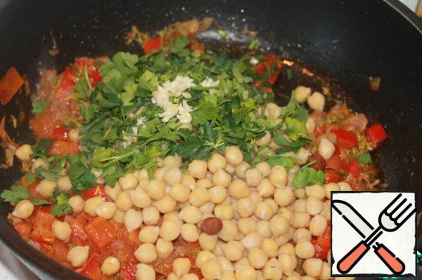 
In the finished vegetables add the boiled chickpeas, salt, pepper, add the hops-suneli and simmer all together for another 5 minutes, add the chopped herbs.