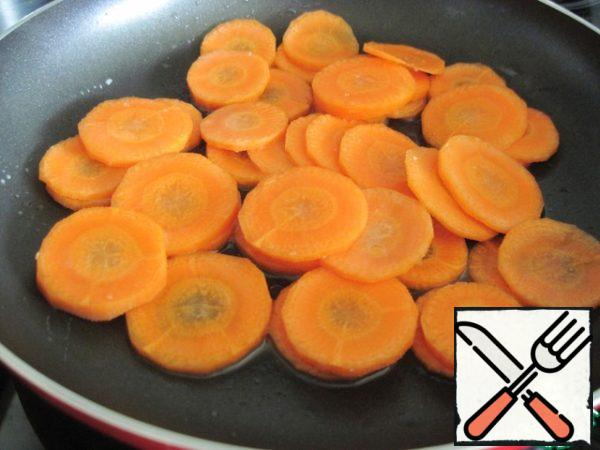 Wash the carrots, peel, cut into strips or circles. I prefer circles.
