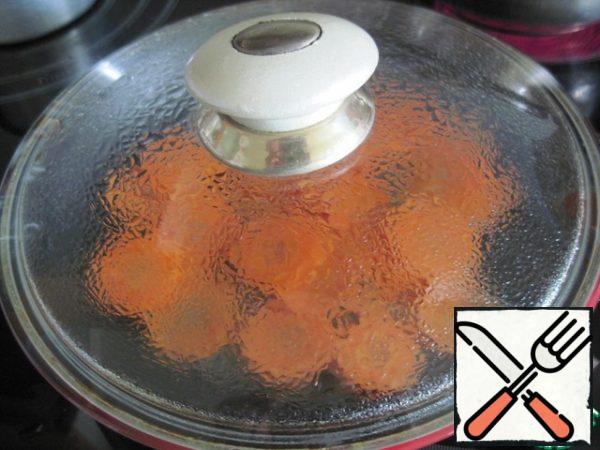 Add water, sugar, vegetable oil to the carrots. Add salt and simmer under the lid until soft. It took me 25 minutes to put it out on low heat.
