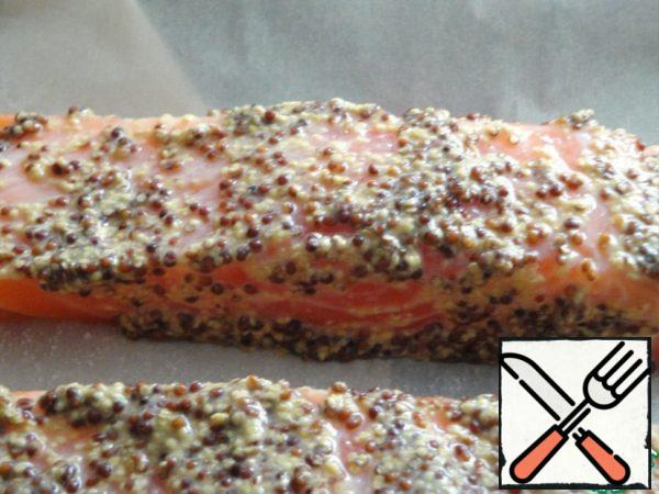 Add salt, pepper and mustard to the fish. Put it on a baking sheet. Spread sprinkles on top of the fish. Mash it well with your hands.
