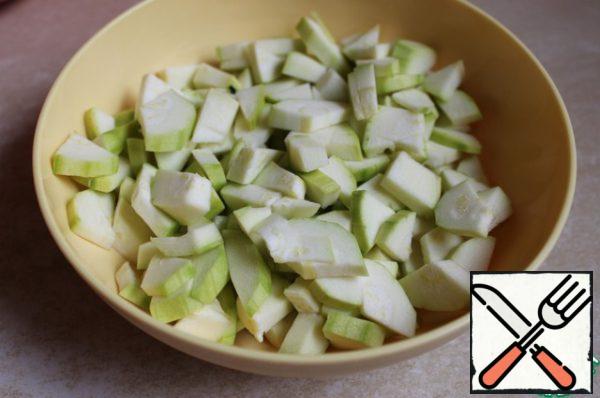 Cut the zucchini into cubes.
