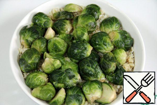 And put the rest of the cabbage on top. In a glass of milk, add salt and pepper to taste and pour into a mold. Bake with the lid closed at 180 degrees for 20 minutes.
