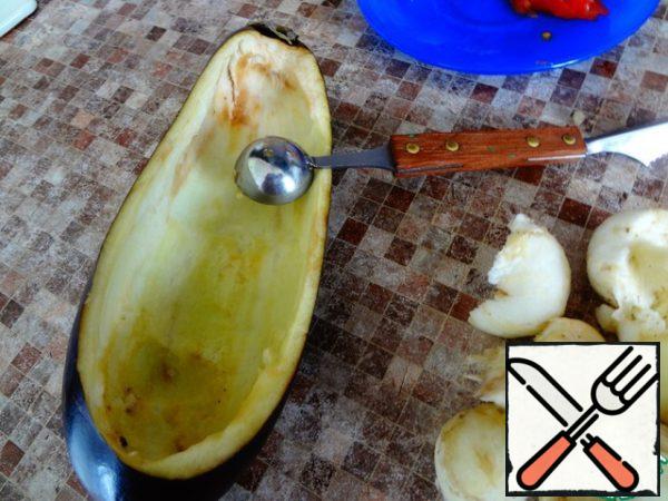 While the rice is cooking, let's cook our vegetables. Cut off the tops, cover with a lid and transfer to another dish. And carefully cut out the middle, preferably with a skewer.
