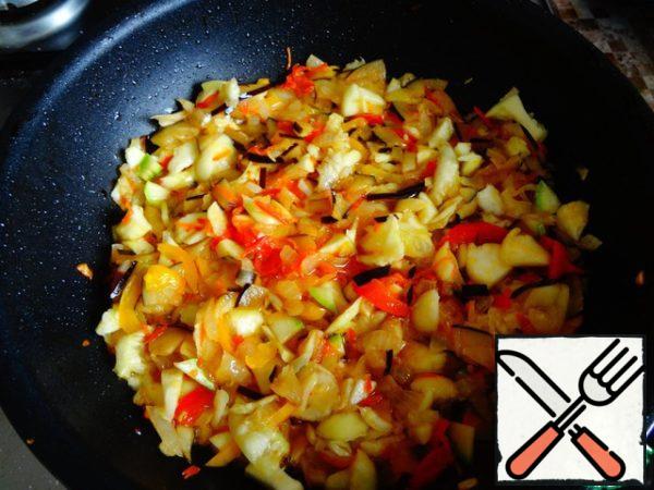 Cut into chopped garlic and onions, fry. Add to them finely chopped vegetables that we scraped out of the middle. Also fry.