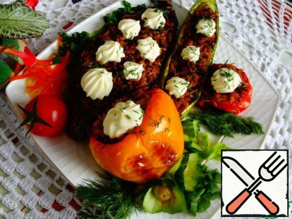 For those who are not very concerned about overweight, you can decorate the top of vegetables with roses of mayonnaise and sprinkle with chopped dill.