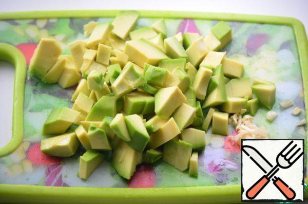 Cut the avocado in half, remove the stone, peel. Cut into pieces together with garlic. Boil the spaghetti in salted water until tender, toss it in a colander.
