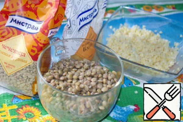 Boil bulgur in salted water. The lentils, wash thoroughly and boil until tender in plenty of water. Throw it back.