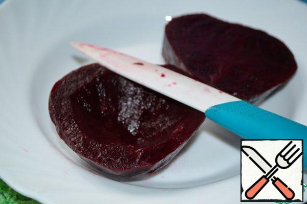 Beets clean, cut in half and cut with a knife a little flesh from the middle.