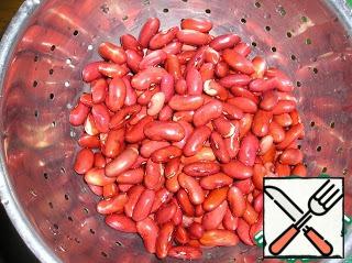 Then fold in a colander, put in a saucepan, pour cold water and cook for 10-15 minutes on the highest heat. Toss the beans in a colander and rinse under cold water.