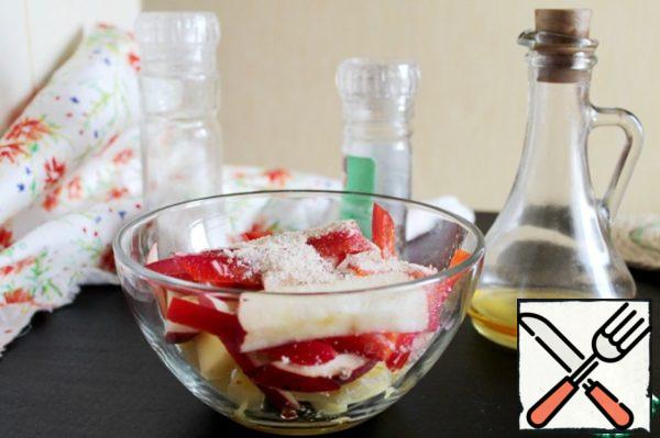 Put the potatoes, apple and pepper in a bowl and mix. Add salt, pepper, spices (for example, Italian herbs),
breadcrumbs and olive oil, mix thoroughly,
it is convenient to do this by shaking the bowl.
