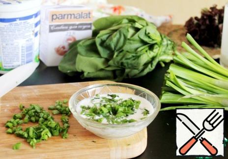 Prepare a simple but delicious sauce that perfectly accentuate the taste of potatoes.
Cream mix with sour cream, you can change the proportions to your taste, a good cream will alleviate the acid of sour cream.
Cut a lot of greens, I used green onions, spinach, parsley.
A little salt.