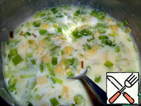 
Cut the leeks and Parmesan into smaller pieces. In a pan pour oil and fry ( saute ) the onion. Constantly stirring to add flour, pour the milk, pour the Parmesan and season with dried Basil, salt and pepper.