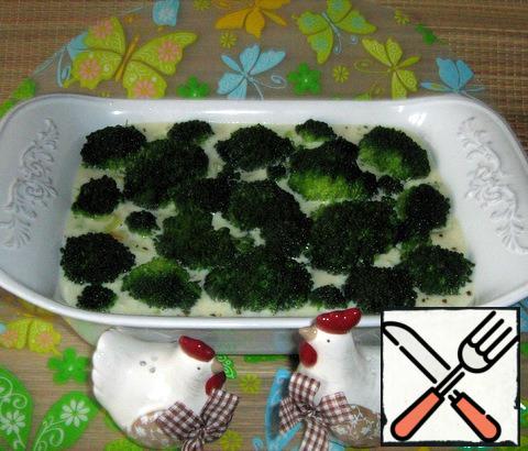 ( Broccoli to separate and for 3 - 5 minutes to put in boiling water. Then put under running water and let the water drain ). Put the broccoli on top of the mixture and put it in the oven at 200 degrees.