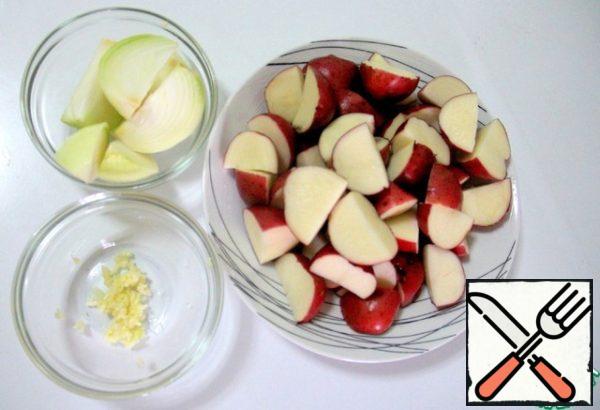 Potatoes, without peeling, cut into 4 parts, onion cut into 6 slices, garlic squeeze through a press.
