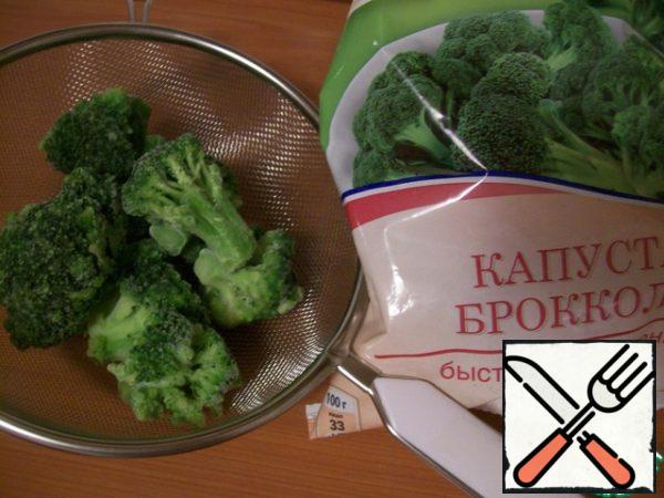 First we need to blanch the broccoli. Place the inflorescences on a sieve.
