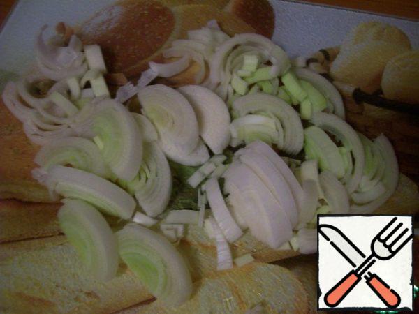Cut the leek into half rings.
