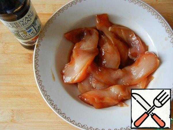 Marinate the breast pieces in teriyaki marinade sauce and leave in the refrigerator for about 20 minutes.
