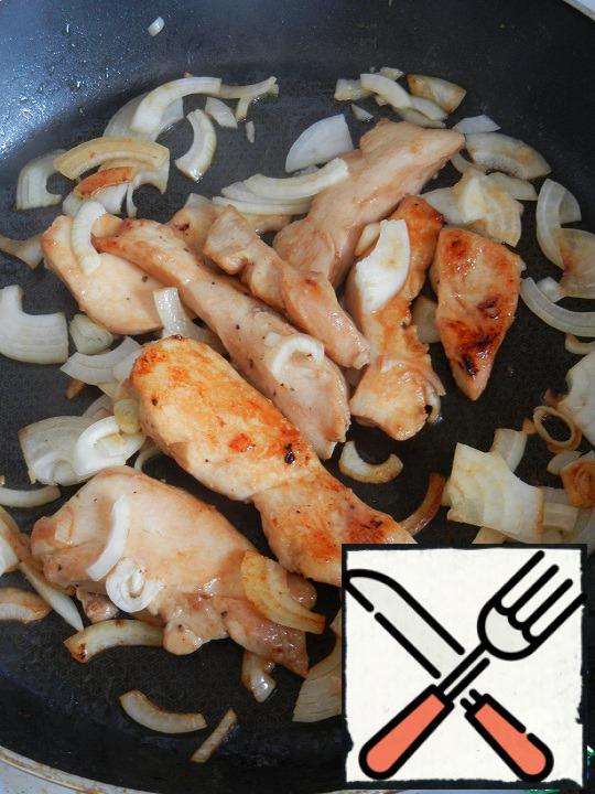 Marinated pieces of chicken salt, pepper and spread on a frying pan with well-heated olive oil. Fry for about 2 minutes on high heat, make sure that the meat is not burnt. Then reduce the heat by half and cook for another 5 minutes.
Then add the onion and fry slightly. Pour the remaining marinade from the chicken and cook, stirring, for another 2 minutes, so that the pieces are thoroughly soaked in the sauce. Cook for a few minutes until the sauce thickens slightly.
Ready breast spread on a dish, sprinkle with sesame seeds and cover with foil for 5 minutes.
