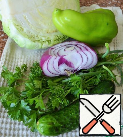 Vegetables wash, peel the.
If the bulb is large, half is enough.