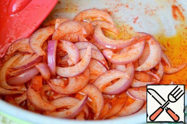Heat the oil, put the paprika in the boiling oil.
Also add feathers red onion and immediately remove from heat.
Pour the vegetables and mix.