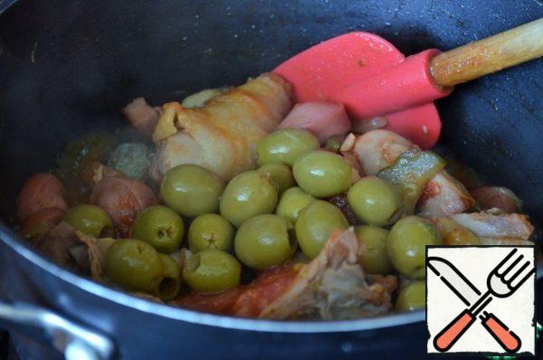 Add olives, pour 1.5-2 l. broth.
Boil for 5-7 minutes, salt to taste.