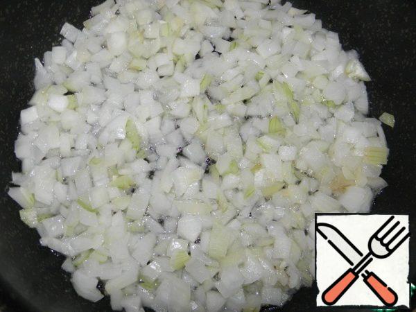 Chop the onion, saute in oil.
