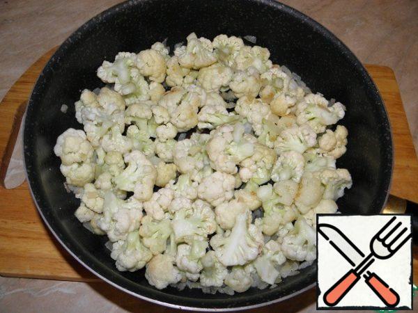 Fry the cabbage with onions, stirring, for 6-7-8 minutes ( it all depends on the quality of your cabbage, and the size of the inflorescences on which you took it apart) in General, until half-cooked).