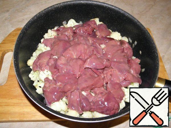 Prepared liver cut into 2-3 parts, spread to the cabbage.