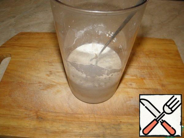 Mix cold cream with flour (don't worry if the lumps are not gone), then everything will settle).
