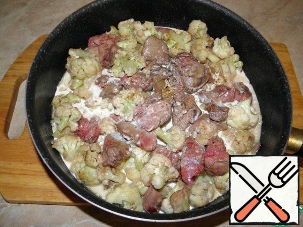 Pour the cream to the liver with cabbage, all salt, pepper, add your favorite spices to taste.