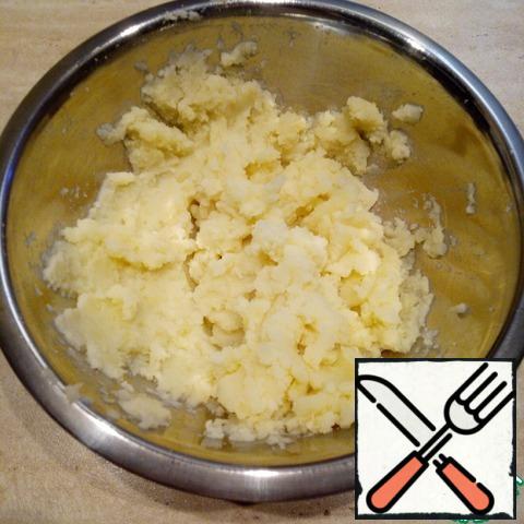With potatoes drain water. Potatoes to turn into mashed potatoes, mash with a potato masher.
Heat milk to hot.