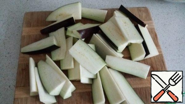 I decided to cook 2 different salads, as I have some carrots in Korean, so I cut the second eggplant into long slices.
