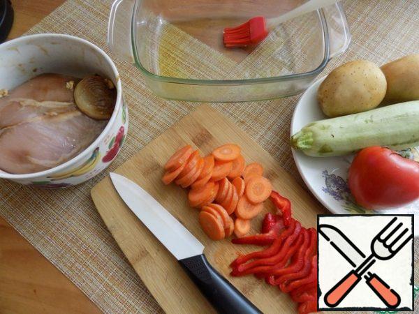We prepare vegetables for the dish. Slice arbitrarily as you want. I'll cut it off pretty big. We will need a high form, lubricate it with 1 tbsp.l. olive oil, which can be replaced with sunflower. The breast is marinated.
