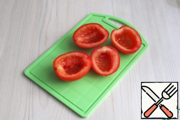 Tomatoes (2 pieces) cut into two parts, remove excess liquid and seeds.