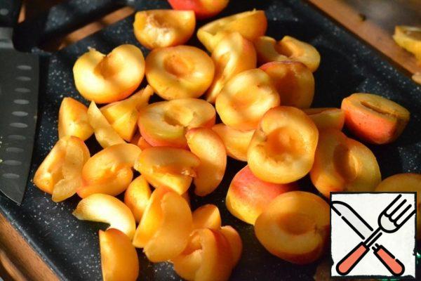 Wash the apricots and remove the seeds.
Cut into arbitrary pieces.
