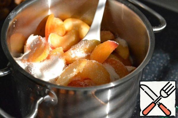 Cover with sugar, add 50 ml of water and gelatin.
Add lemon juice. Stir and put on the fire.
