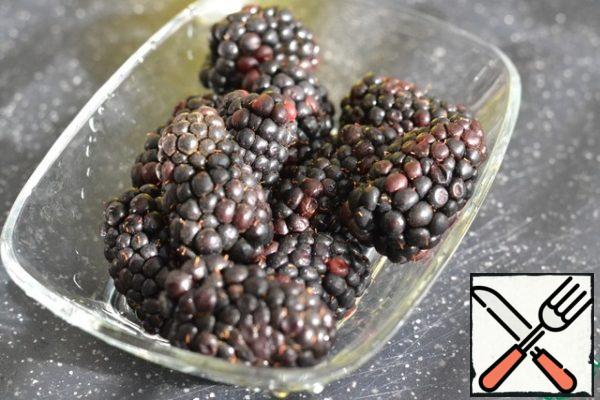 Bring to a boil, reduce the heat and, periodically removing the foam, cook until tender.
If the blackberry is large, then cut it in half and add it to the jam. Boil everything together for 5 minutes.
