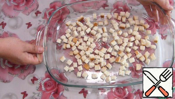 Cut the bread into small cubes, transfer to the form and send in a preheated oven to 200 degrees for 5-10 minutes to get crackers.