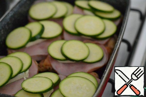 Cut the zucchini into slices.
Put 2-3 slices of zucchini on top of the cheese.
