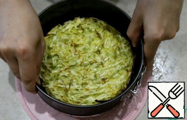 Cool the casserole with cabbage and get out of the mold.