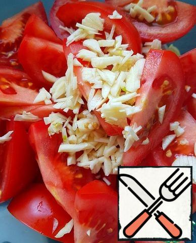 Tomatoes cut into on 6 or 8 parts. Garlic finely chop.