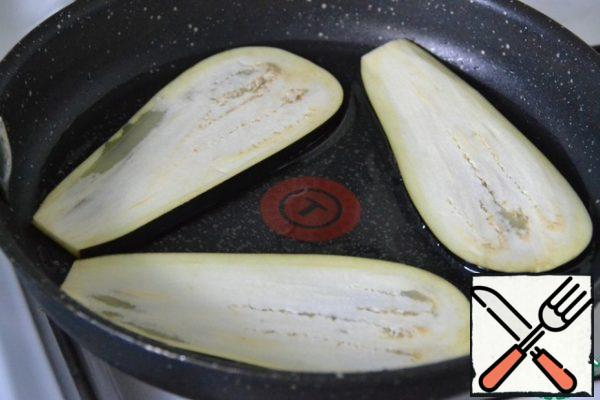 Fry the eggplants in a frying pan in sunflower oil until tender.
