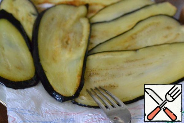 Fried eggplant put on a paper napkin to stack excess fat. 