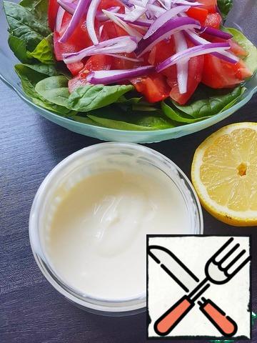 Prepare the sauce: mix the cream and lemon juice, mix well. Sauce should thicken.