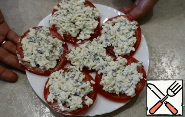 
Tomato appetizer with melted cheese and garlic is ready.