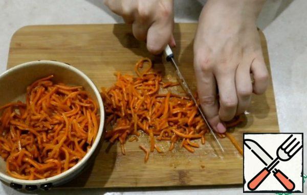 Slightly crush the Korean carrots.