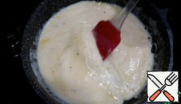Fry flour with butter when the mixture boils add milk, salt and pepper. Bring to a boil and cook for 1-2 minutes. Stirring constantly.